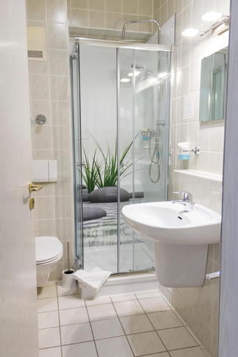Bathroom 5, Hotel Landsberg, Saalekreis