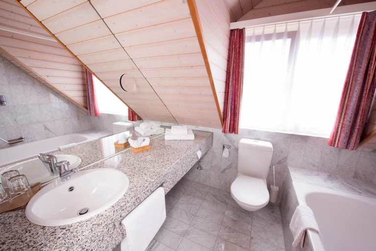 Bedroom 4, Hotel Schlossli - Free Parking, Nidau