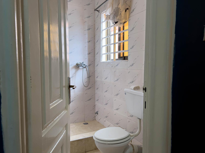 Bathroom, T’s place, Tema