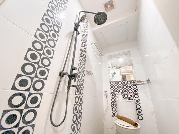 Bathroom 5, Scenic 2BR at The Edge Bandung Apartment By Travelio, Cimahi
