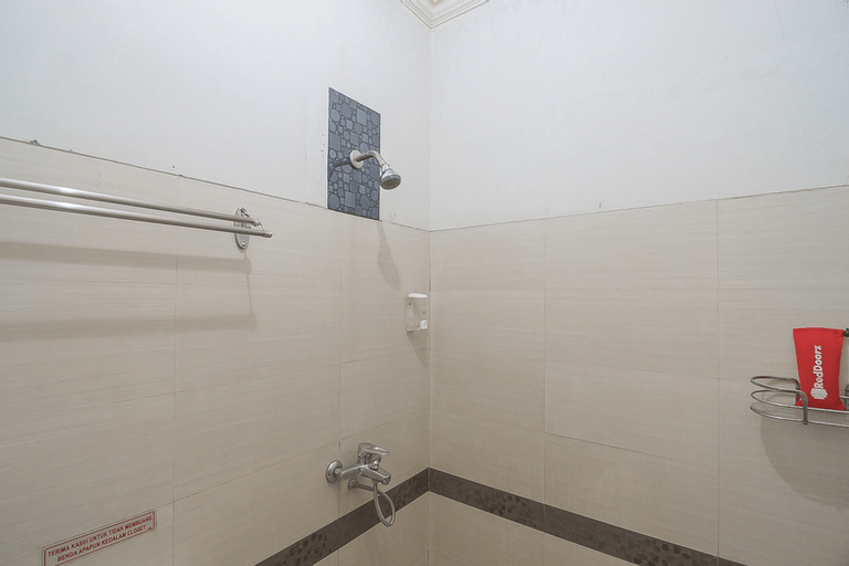 Bathroom 4, RedDoorz Plus Syariah @ Banjarbaru 2, Banjarbaru