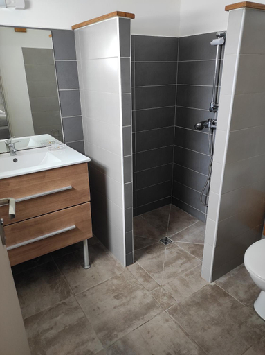 Bathroom 2, Chez Rustine et Pompette, Saint-François