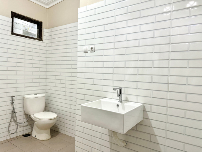 Bathroom 3, OWK Homestay Syariah Mitra RedDoorz Wonosobo, Wonosobo