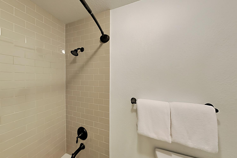 Bedroom 3, Woodinville Escape, King