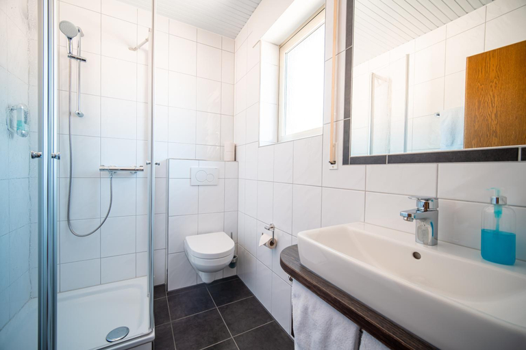 Bathroom 2, Hotel-Restaurant Langen, Mayen-Koblenz