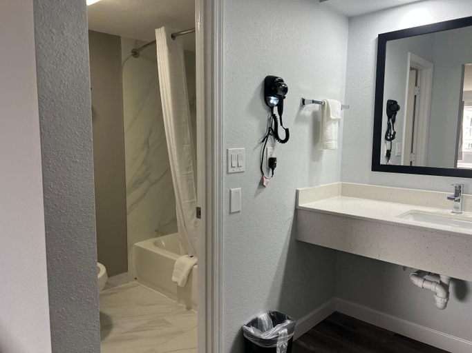 Bathroom 4, Studio 6  Tulsa, OK - Central, Tulsa