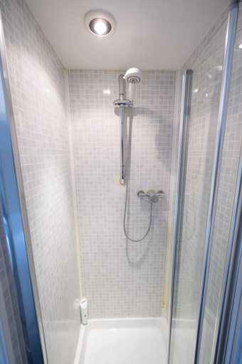 Bathroom 3, Bell Hotel by Greene King Inns, Gloucestershire