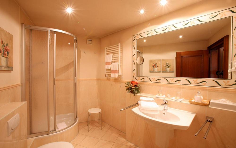 Bathroom 3, Hotel Behringer's Traube, Breisgau-Hochschwarzwald