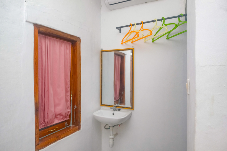 Bathroom, RedDoorz @ Mayang Garini 2 Borobudur, Magelang