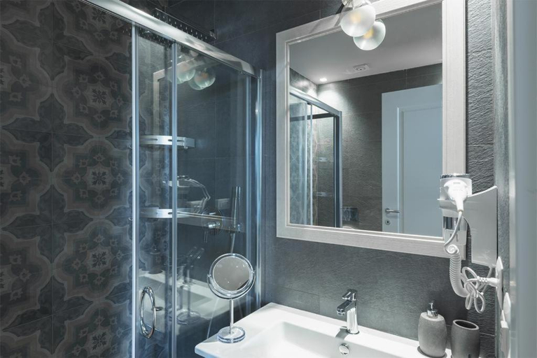 Bathroom 2, New Born, Roma
