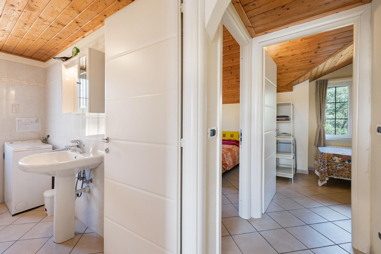 Bathroom 10