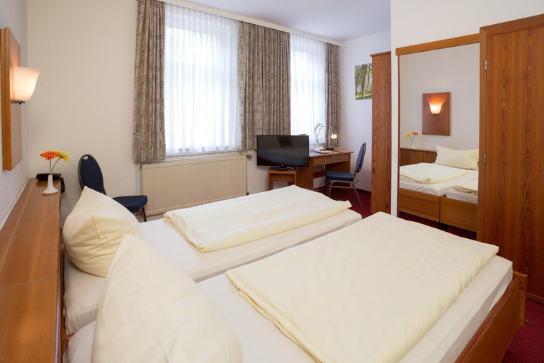Bedroom 3, Hotel Garni Harzer Hof, Osterode am Harz