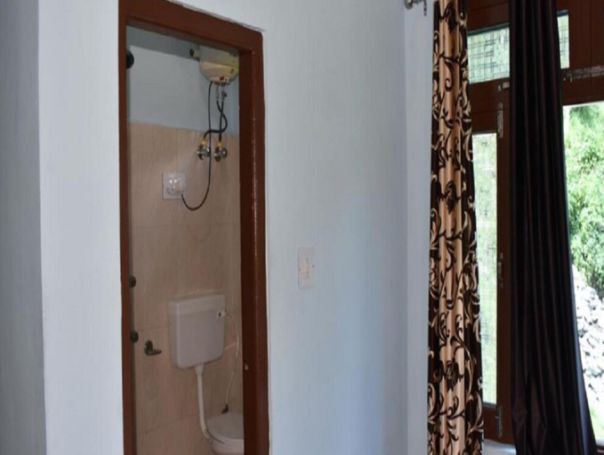 Bathroom 3, HOTEL Surat Barot, Mandi