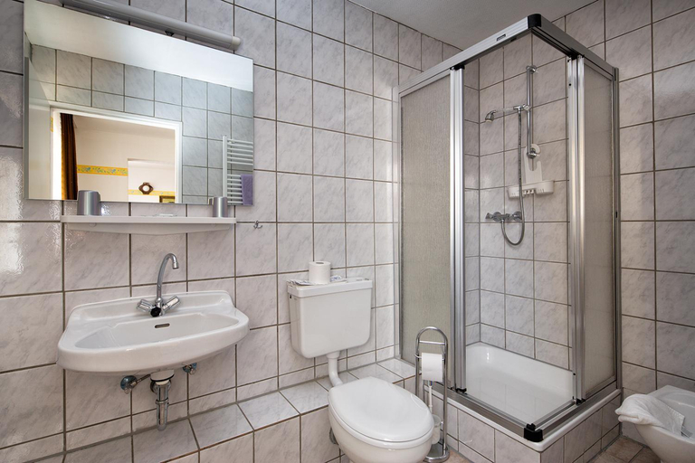 Bathroom 2, Hotel Weidenau, Main-Kinzig-Kreis