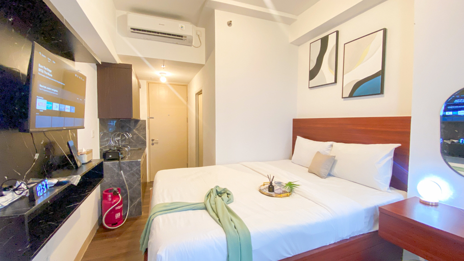 Bedroom 2, Modern and Scenic Studio at Tokyo Riverside PIK 2 Apartment By Travelio, Tangerang