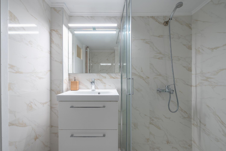 Bathroom 2, Victoria Sun Apartments, Attica