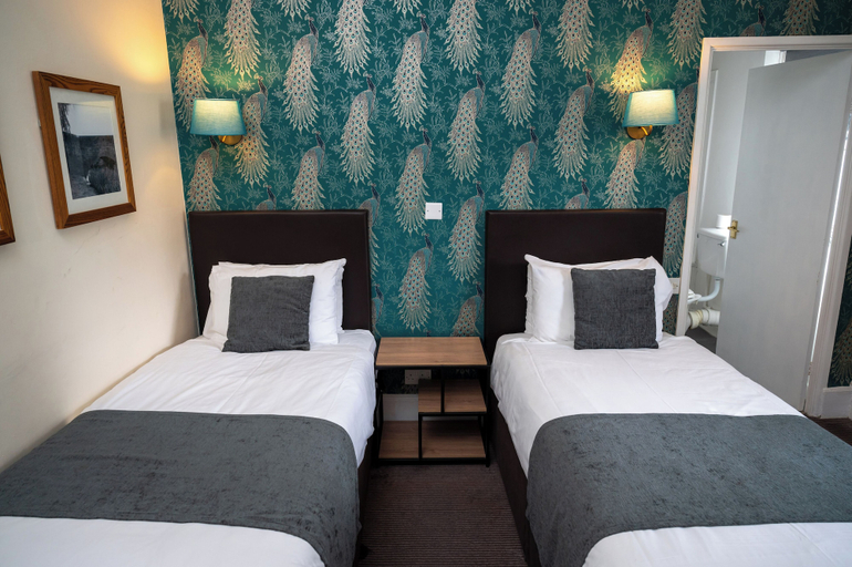 Bedroom 2, Bell Hotel by Greene King Inns, Gloucestershire