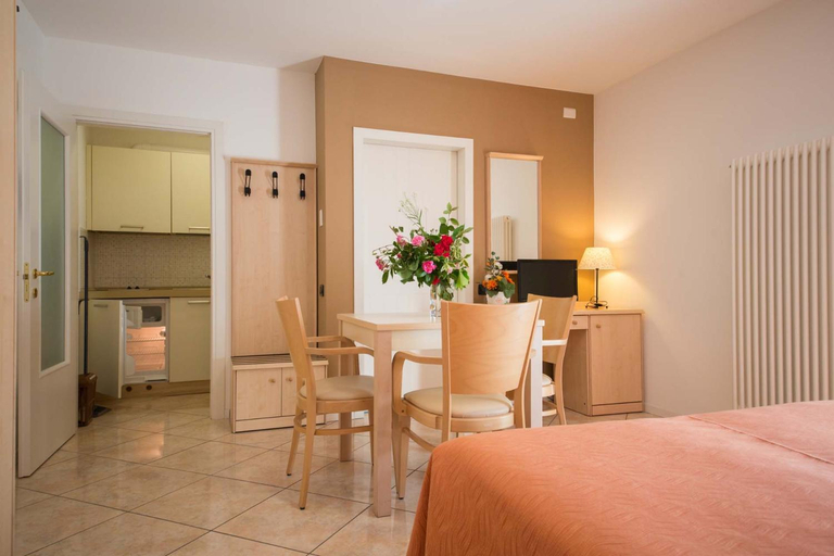 Bedroom 2, Residence Hotel Miralago, Trento
