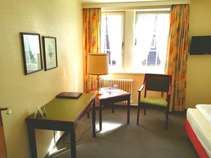 Others 2, Hotel Krohwinkel, Harburg