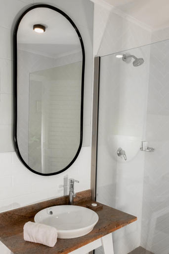 Bathroom 3, Capricorn Apartment Hotel, Rewa