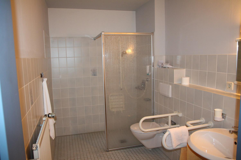 Bathroom 3, Hotel Restaurant Zum Jagerheim mit Innenpool, Peine