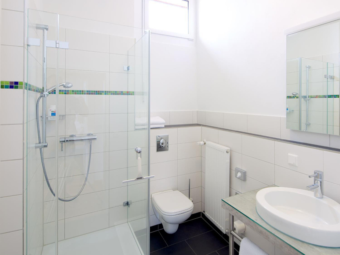 Bathroom 5, Hotel Karolinger Hof, Bergstraße