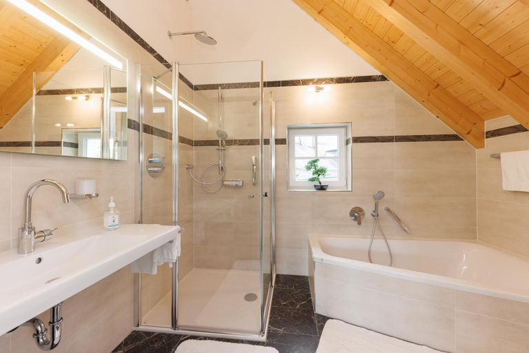 Bathroom, Lahntalhotel Feudingen, Siegen-Wittgenstein