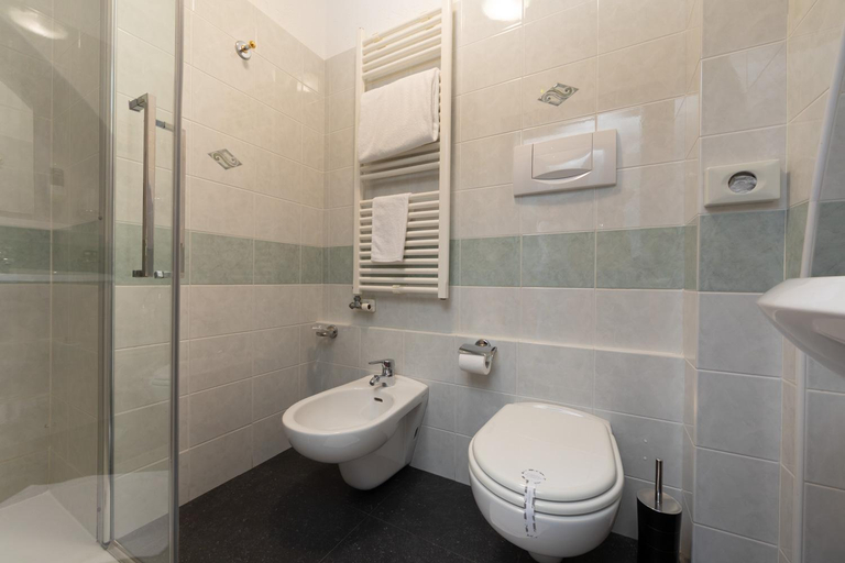 Bathroom 2, Hotel Du Glacier, Aosta