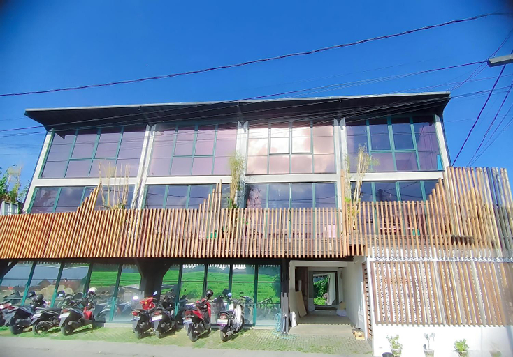 Exterior & Views