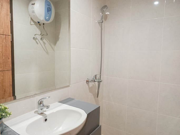 Bathroom 5, The Modern Abode Studio at Delft Ciputra Makassar Apartment By Travelio, Makassar