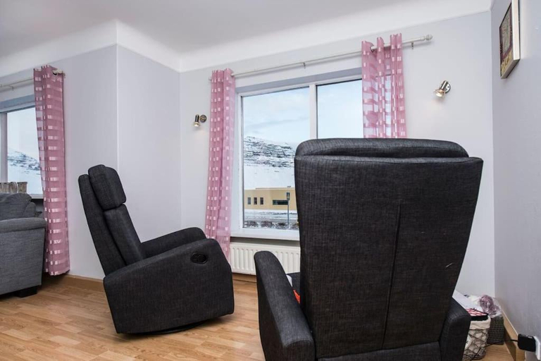Others 5, Two bathrooms Free parking Beds for 9 pers Great view, Eyrarsveit