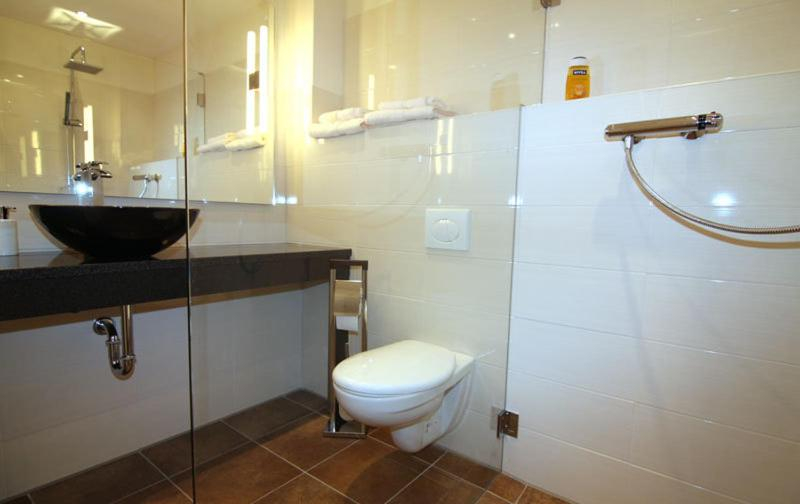Bathroom 1, Hotel Helena, Harburg