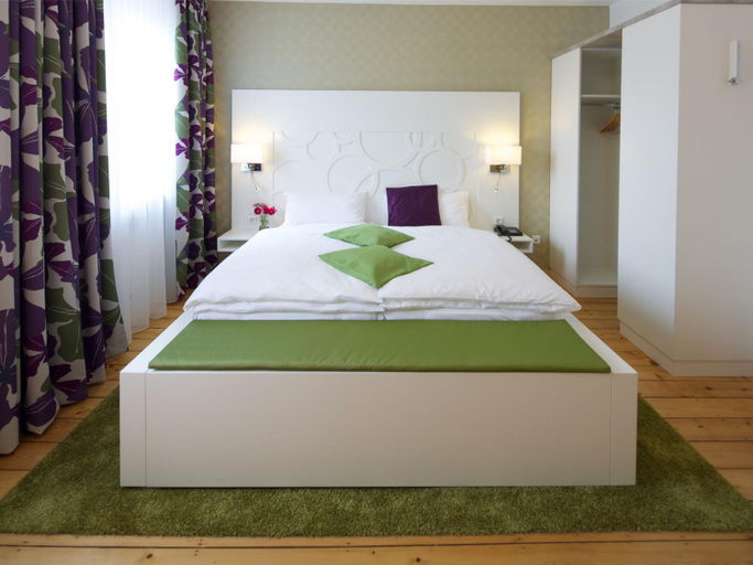 Bedroom, Hotel Karolinger Hof, Bergstraße