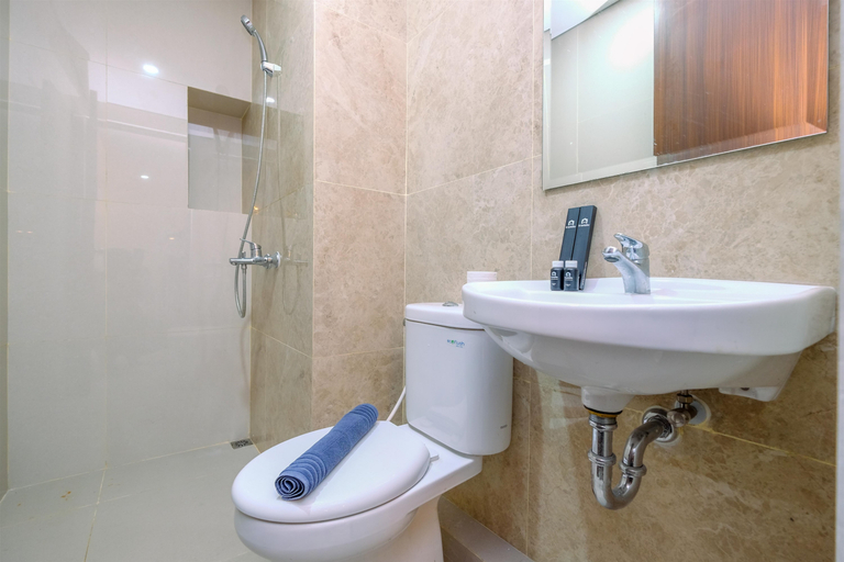 Bathroom 5, Nice and Comfort 2BR Apartment at Transpark Cibubur By Travelio, Depok