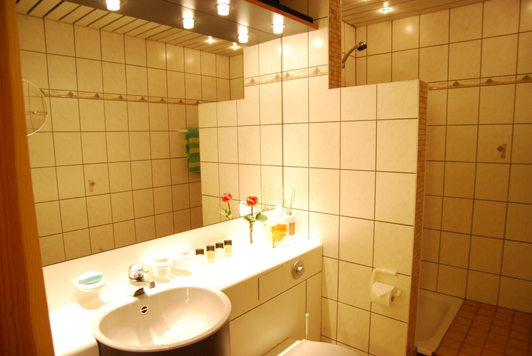 Bathroom, Hotel Central, Göttingen