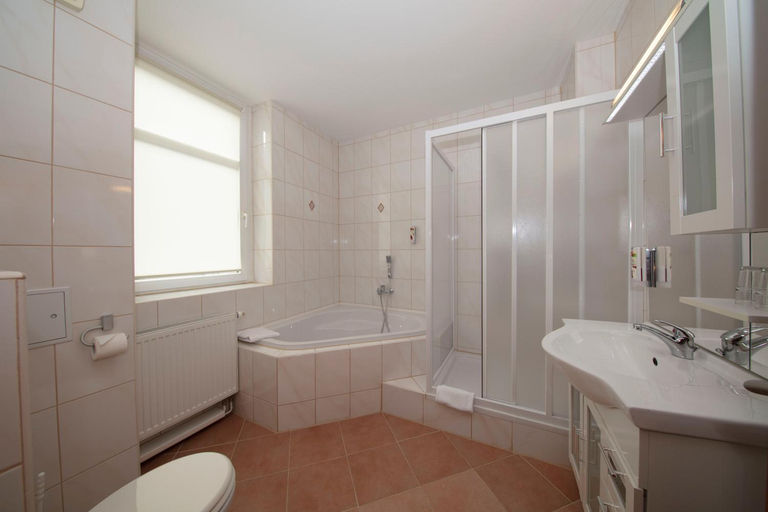 Bathroom 3, Hotel Maximilian, Burgenlandkreis