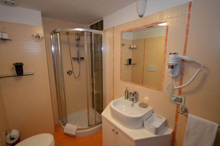 Bathroom 3, Campo De Fiori Relais, Rome
