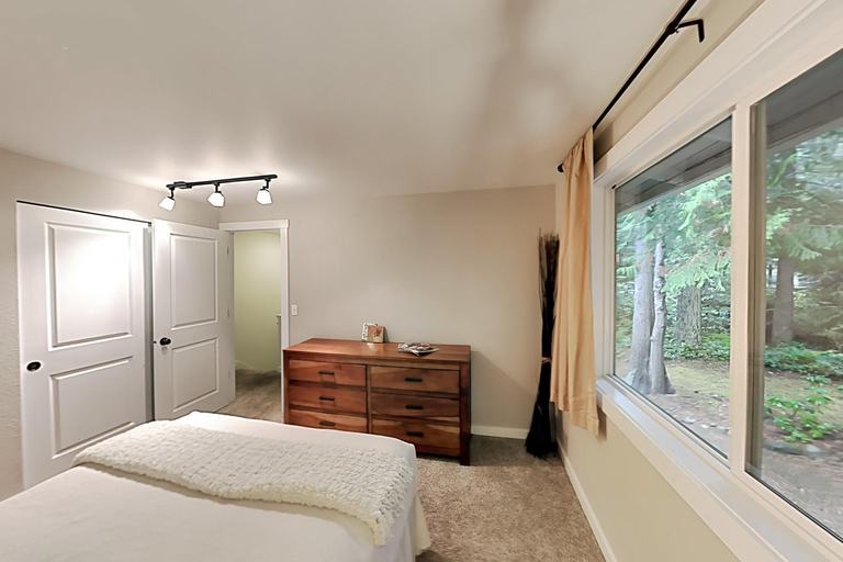 Bedroom 2, Woodinville Escape, King
