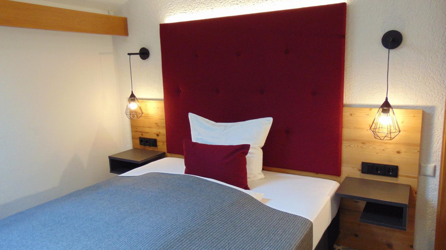 Others 2, Hotel Mariandl, Traunstein