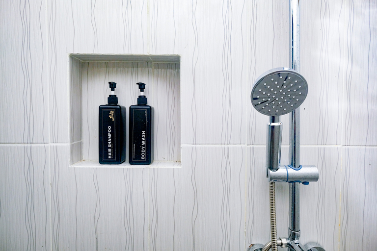 Bathroom 3, RedDoorz near Alun Alun Klaten, Klaten