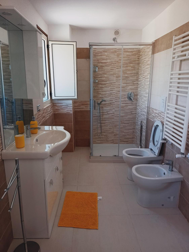 Bathroom 3, Mary House, Napoli