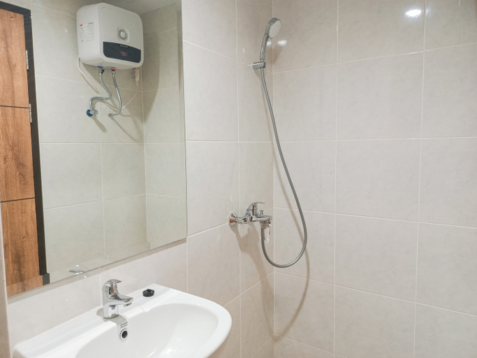 Bathroom 5, Modern and Good Studio at Delft Ciputra Makassar Apartment By Travelio, Makassar