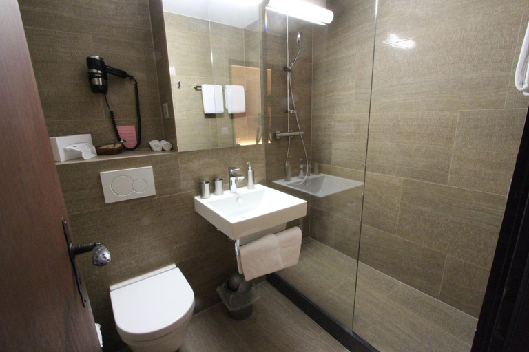 Bathroom 4, Hôtel des Alpes, Imboden