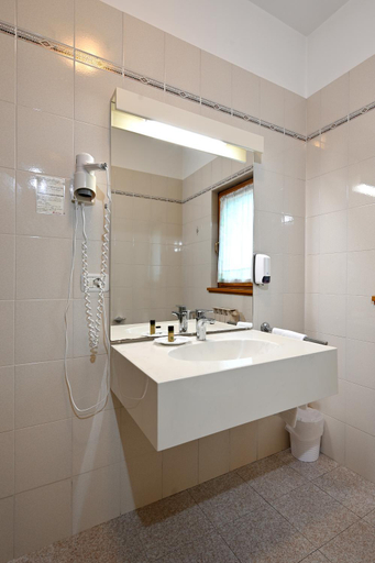 Bathroom 5, Hotel Italia, Gorizia