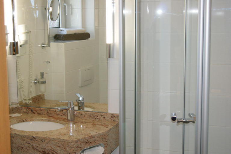 Bathroom 2, Land-gut-Hotel Allerhof, Heidekreis