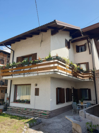 Hisa Karletavi, Udine