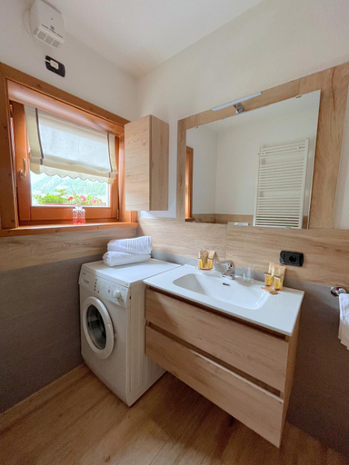 Bathroom 1, Skyrim Apartment - City Centre, Sondrio