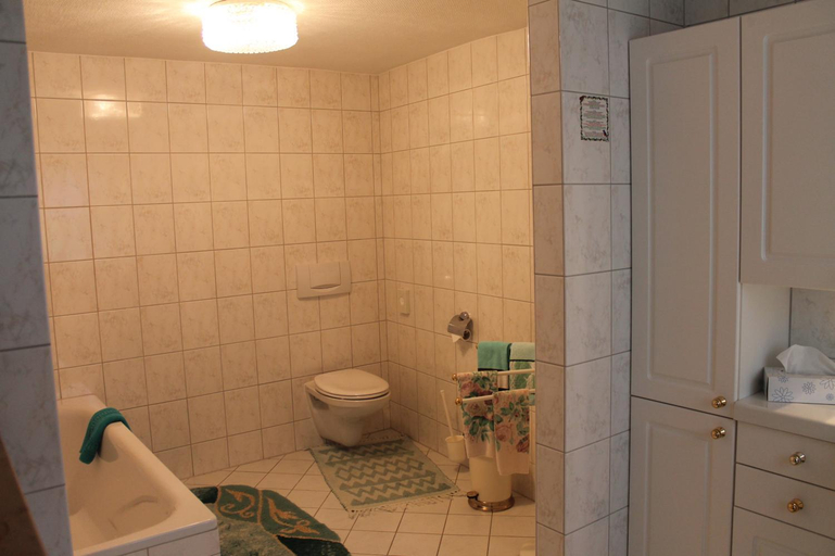 Bathroom 3, Landgasthof Hotel Zur Linde im Taunus, Hochtaunuskreis