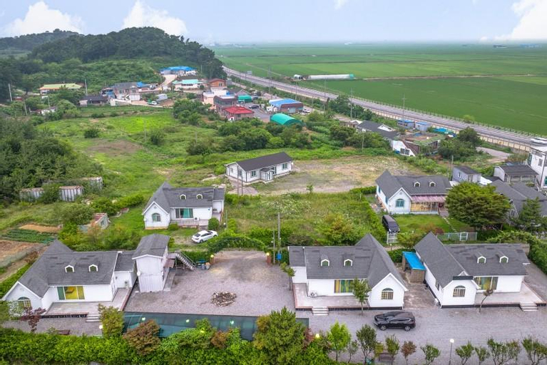 Seosan Nammun Tobang Pension (private house, group, sunset spot, near the marina), Seosan