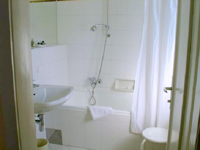 Bedroom 4, Hotel Schonruh, Villach